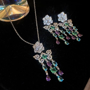 Dettaglio del set collana e orecchini a fiori di lusso con gemme colorate e nappe in argento