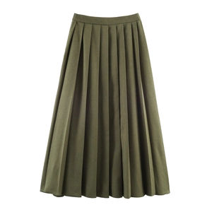 Jupe mi-longue plissée vert militaire élégante, prise de vue studio sur fond blanc