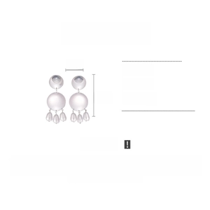 Vue détaillée des sphères métalliques argentées et boucles d'oreilles en résine