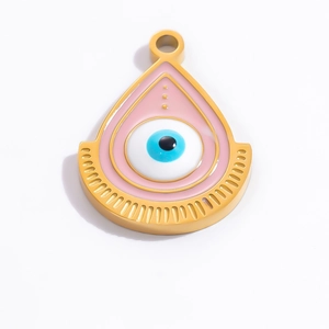 Dettaglio macro del ciondolo a goccia in oro 18k con smalto rosa e occhio blu