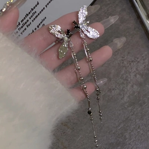 Détail de boucles d'oreilles papillon de luxe avec zircons blancs et noirs étincelants