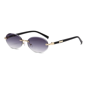 Detalle de gafas de sol ovaladas sin montura con lentes degradadas lilas y puente dorado