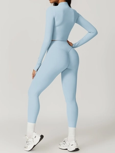 Vue latérale de l'ensemble de yoga bleu clair avec veste ajustée et legging taille haute