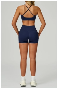 Vue arrière d'un ensemble de yoga sans couture avec brassière croisée et short taille haute