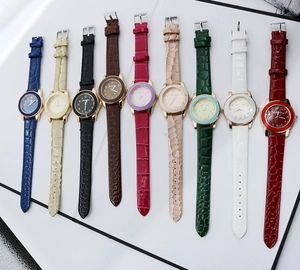 Sammlung von neun bunten Damenquarzuhren mit Lederarmbändern im Krokodilmuster-Design