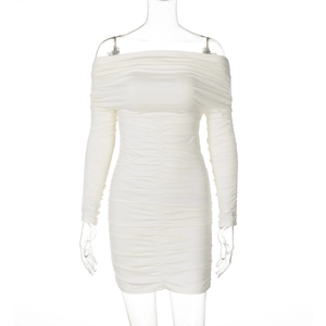 Dettaglio mini abito bianco a spalle scoperte con tessuto elasticizzato arricciato e maniche