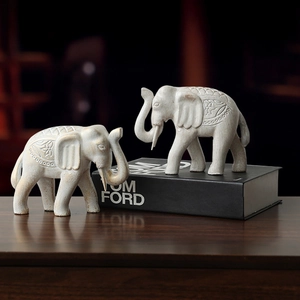 Statues d'éléphants blanches modernes avec gravures florales sur surface en bois chic
