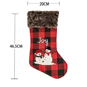 Klassischer rot-schwarzer Weihnachtssocken mit Joy-Stickerei und Schneemann-Motiv am Rand