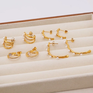 Boucles d'oreilles perles en acier titane plaqué or 18K avec accents de zircon géométriques