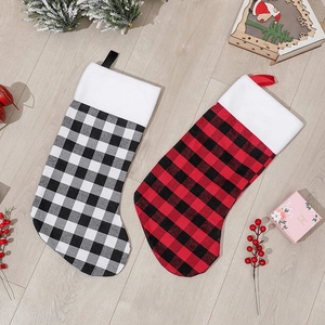 Chaussettes de Noël classiques à carreaux rouges et noirs avec revers en fausse fourrure