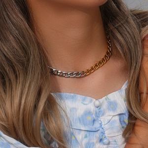 Dettaglio della catena bicolore 8mm in acciaio inossidabile oro e argento indossata