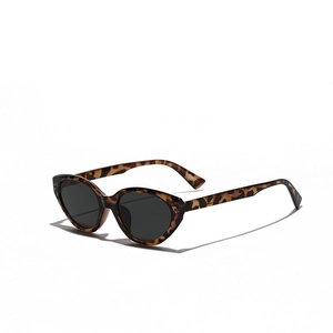 Occhiali da sole quadrati cat-eye tartarugati con lenti grigie protettive UV 2025 trendy