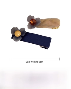 Dettaglio del set di fermagli per capelli con fiori blu e base in lega da 6 cm