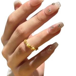 Vergoldeter gedrehter offener Ring mit gebürsteter Textur für einen eleganten Vintage-Look