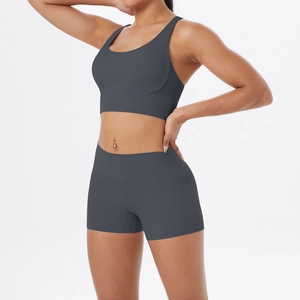 Détail du short de yoga taille haute et soutien-gorge de sport dos nageur gris foncé