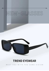 Nahaufnahme der glänzenden schwarzen rechteckigen Sonnenbrille mit dunkelblauen Gläsern