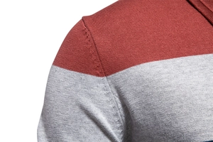 Makroaufnahme der Schulternaht an einem rot-grau gestreiften Polo-Strickpullover