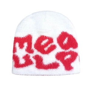 Détail du bonnet blanc en tricot pelucheux avec lettrage MEOW rouge vif en gros plan