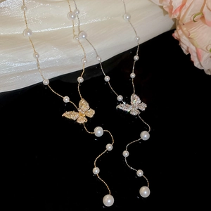 Detail von Schmetterlingshalsketten in Gold und Silber mit Perlenquasten und Zirkonia