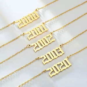 Collier Année De Naissance Plqué Or 18K Acier Inoxydable Gothique Old English Pendentif Bijoux Mode Pour Femmes Filles