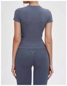 Dettaglio del top da yoga grigio-blu con trama a maglia senza cuciture e vestibilità