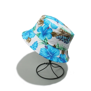Détail du chapeau bob en coton avec motifs de fleurs d'hibiscus bleues et feuilles