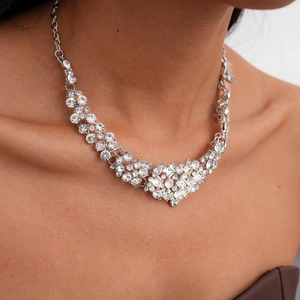 Détail du collier géométrique en cristal serti de strass brillants en forme de V