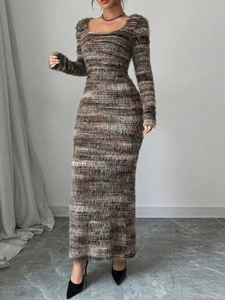 Abito lungo slim a maniche lunghe con righe orizzontali colorate e morbido tessuto a maglia