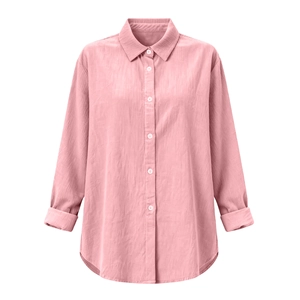 Dettaglio della trama in lino rosa e dei bottoni della camicia casual a maniche lunghe