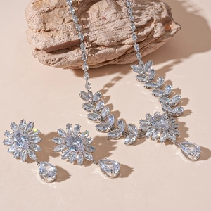 Détail d'une parure de bijoux de mariée avec zircons en feuilles et gouttes d'eau