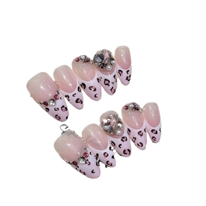 Faux ongles léopard roses avec design cat-eye français et breloques en cœur cristal