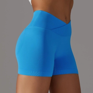 Dettaglio degli shorts da yoga blu acceso a vita alta incrociata con trama a costine
