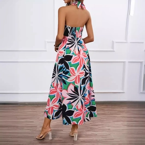 Robe longue dos nu à imprimé floral avec licou et jupe évasée pour les vacances