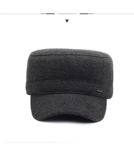 Frontansicht der anthrazitfarbenen Winter-Flatcap mit dicker Textur und Metalldetail