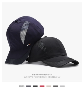 Dettaglio di cappellini da baseball in mesh traspirante blu e nero per sport