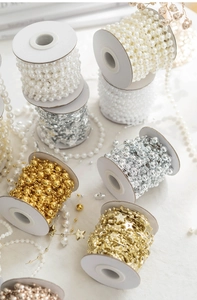 Vue macro de rouleaux de perles et étoiles de Noël pour bricolage et décoration DIY