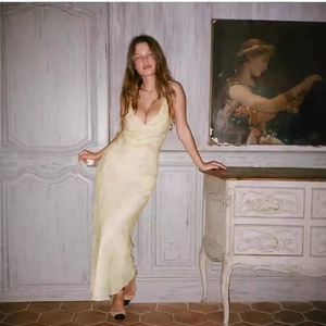 Robe longue moulante jaune clair sans manches avec bordures à volants et décolleté