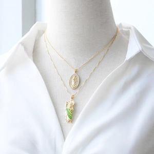 Zweilagige goldene Halskette mit Maria-Anhänger, grüner Emaille und Kristall-Details