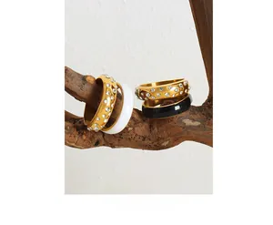 Détails de bagues en titane or 18 carats avec pavé de cristaux et design émaillé