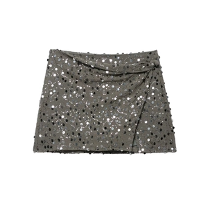 Minigonna di paillettes argento con dettaglio increspato laterale per feste