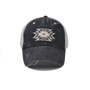 Dettaglio cappello baseball in cotone lavato per coda di cavallo con ricamo azteco