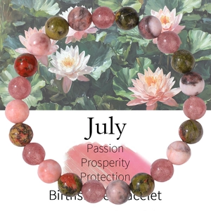 Detail von 8mm Naturstein Geburtsstein Armband mit Juli-Themenkarte und Blumendesign
