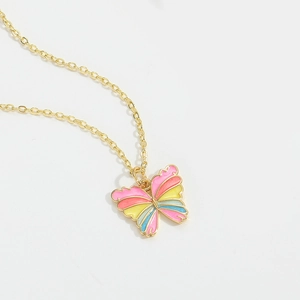 Gros plan du pendentif papillon doré avec détails en émail coloré arc-en-ciel