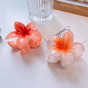 Pinces à cheveux en forme de fleur de frangipanier avec dégradé de résine translucide