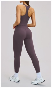 Vue arrière d'un ensemble de yoga violet avec soutien-gorge de sport et legging