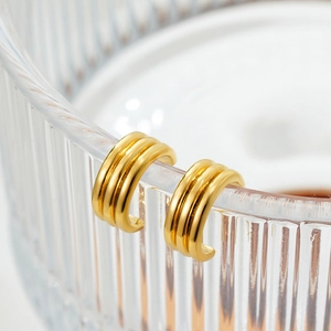 Orecchini a cerchio triplo a forma di C in oro 18K con design a coste elegante