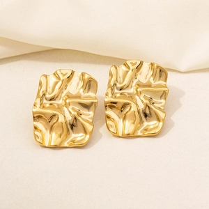 Irregular wrinkled heart stud earrings in 18k gold plated 304 stainless steel