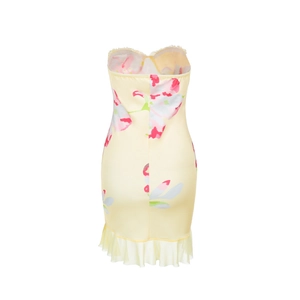 Détail d'imprimé floral rose sur robe bustier jaune avec ourlet à volants