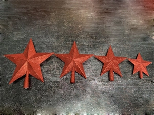 Detailed comparison of four sizes of red glittered star toppers for Christmas trees