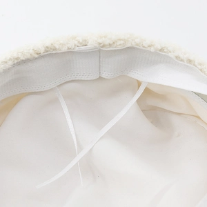 Détail intérieur du bonnet en polaire teddy avec cordon réglable et doublure douce soyeuse